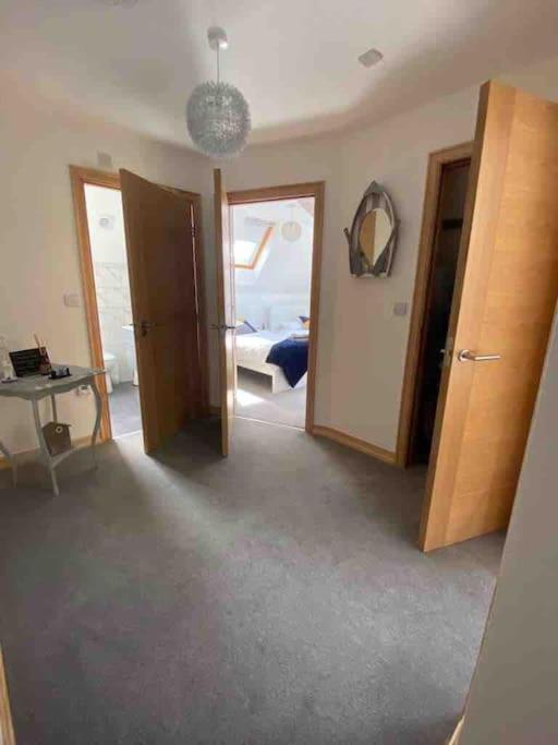 Large, Newly Renovated, Three Bedroom Town Centre Split Level Apartment With Free Parking, Sleeps Seven - Walking Distance To Beach Bournemouth Eksteriør bilde