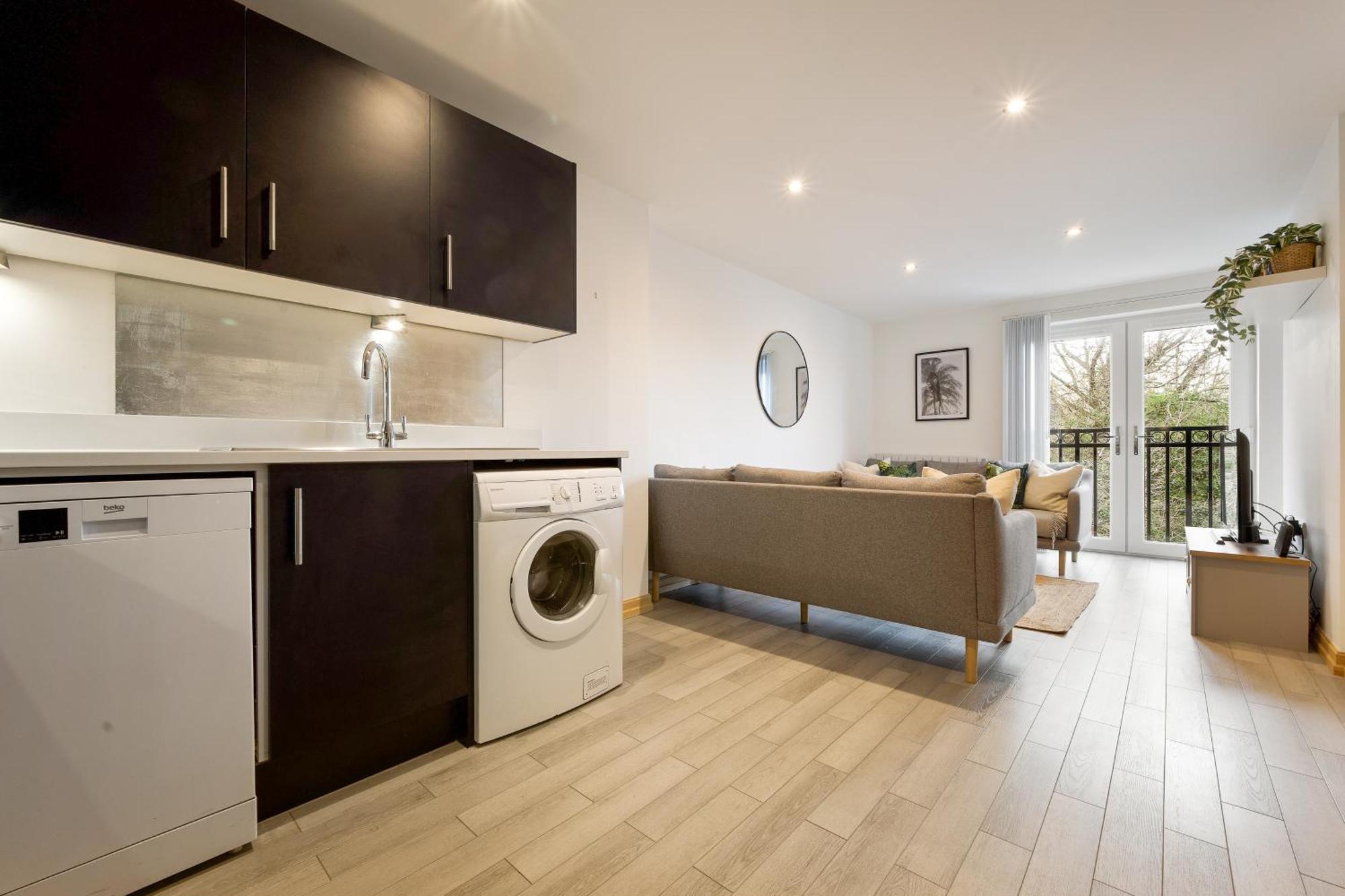 Large, Newly Renovated, Three Bedroom Town Centre Split Level Apartment With Free Parking, Sleeps Seven - Walking Distance To Beach Bournemouth Eksteriør bilde