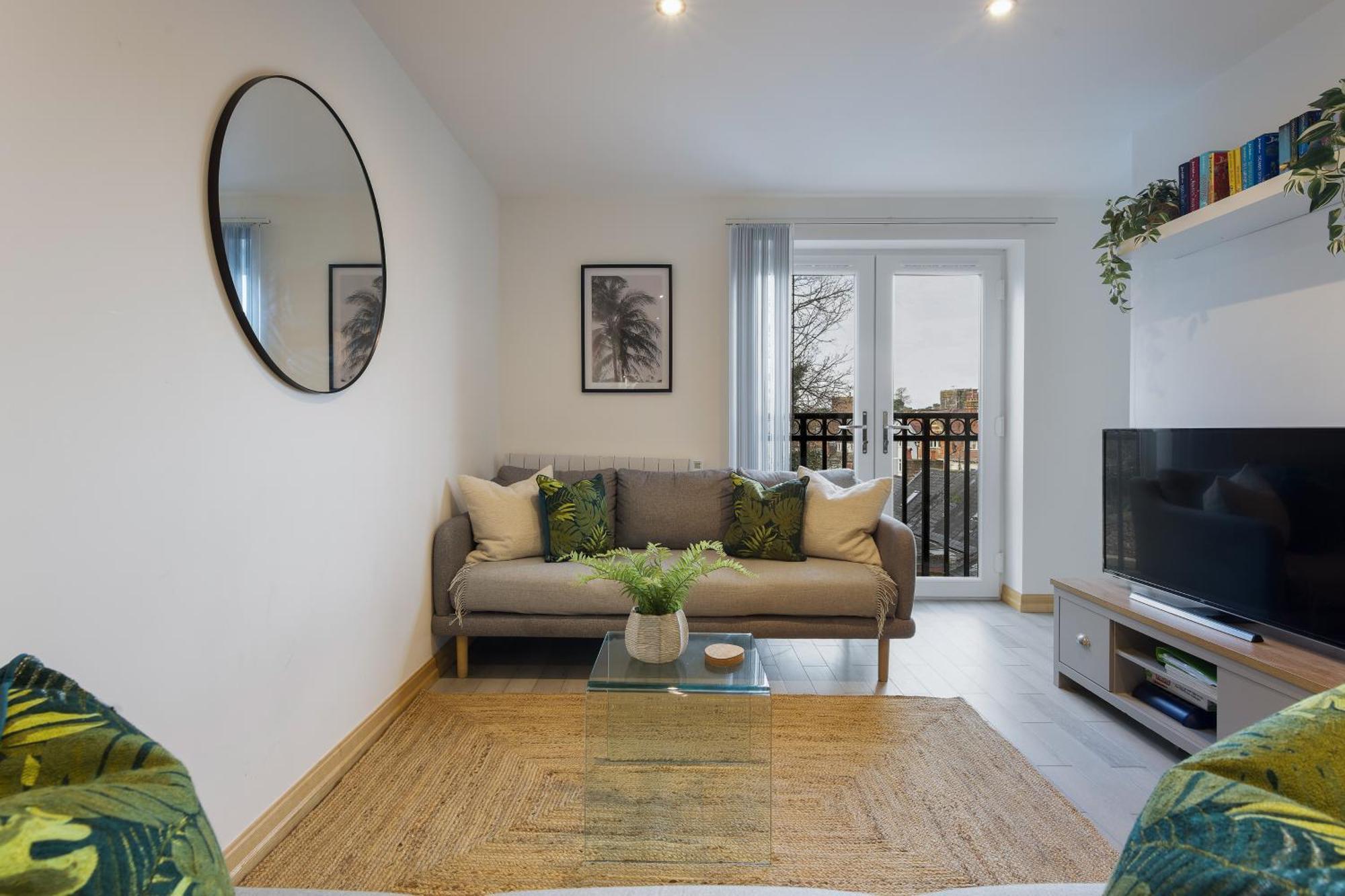 Large, Newly Renovated, Three Bedroom Town Centre Split Level Apartment With Free Parking, Sleeps Seven - Walking Distance To Beach Bournemouth Eksteriør bilde