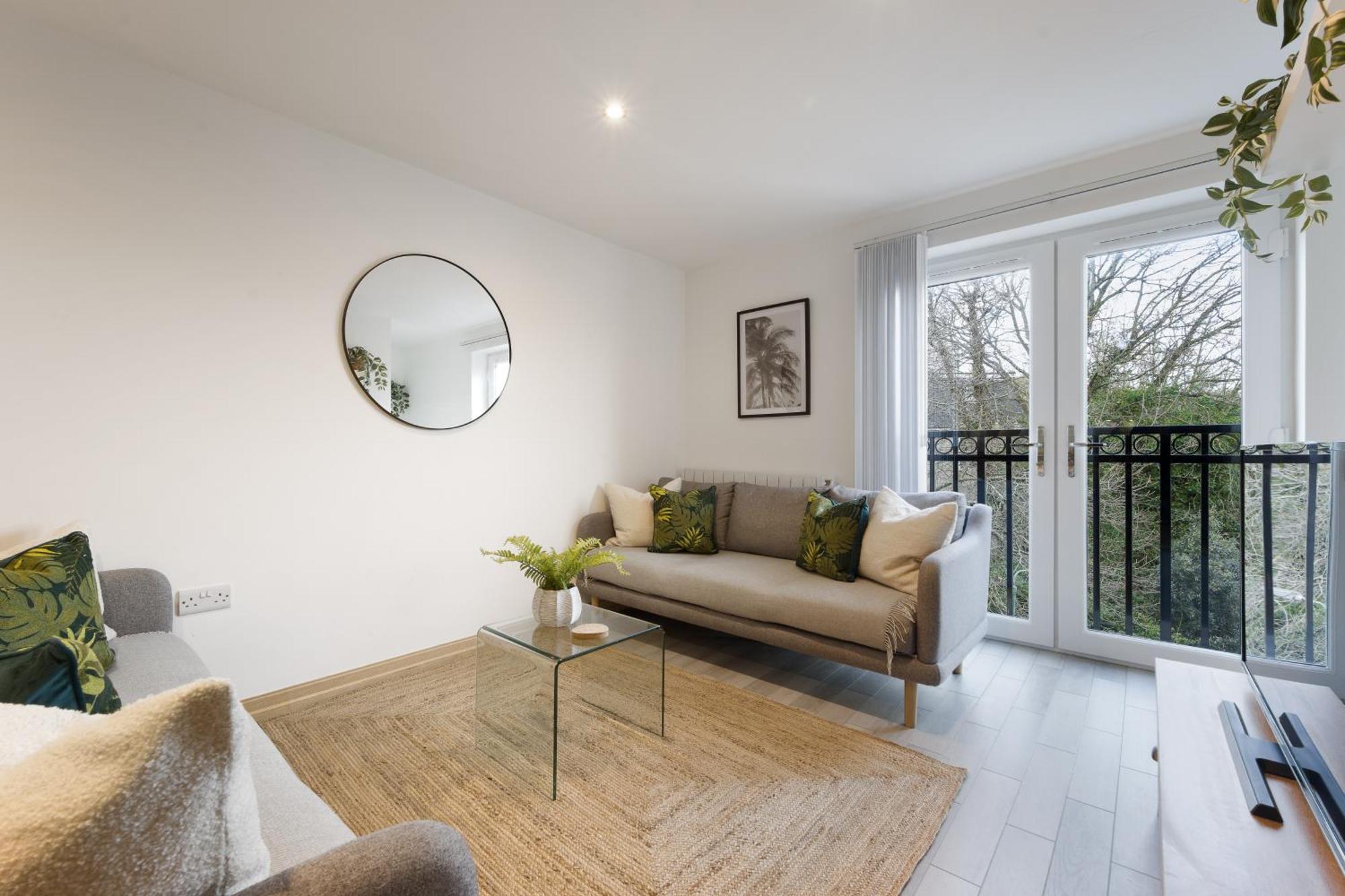 Large, Newly Renovated, Three Bedroom Town Centre Split Level Apartment With Free Parking, Sleeps Seven - Walking Distance To Beach Bournemouth Eksteriør bilde