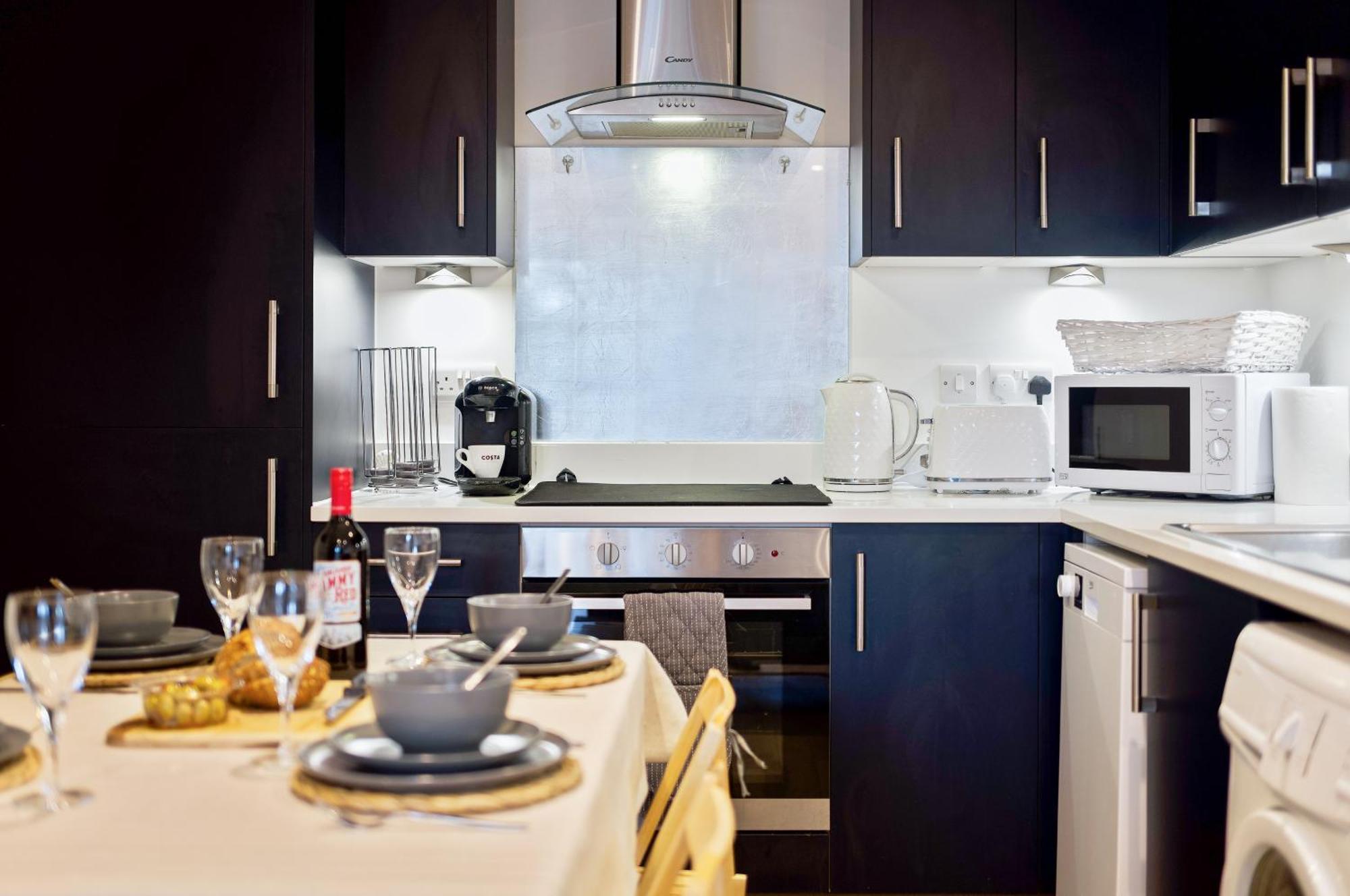 Large, Newly Renovated, Three Bedroom Town Centre Split Level Apartment With Free Parking, Sleeps Seven - Walking Distance To Beach Bournemouth Eksteriør bilde