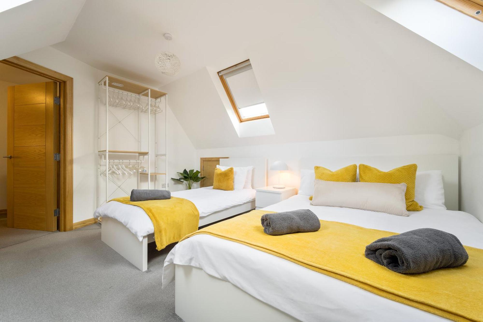Large, Newly Renovated, Three Bedroom Town Centre Split Level Apartment With Free Parking, Sleeps Seven - Walking Distance To Beach Bournemouth Eksteriør bilde