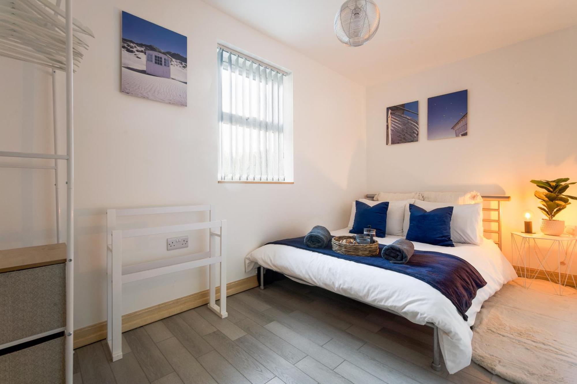 Large, Newly Renovated, Three Bedroom Town Centre Split Level Apartment With Free Parking, Sleeps Seven - Walking Distance To Beach Bournemouth Eksteriør bilde