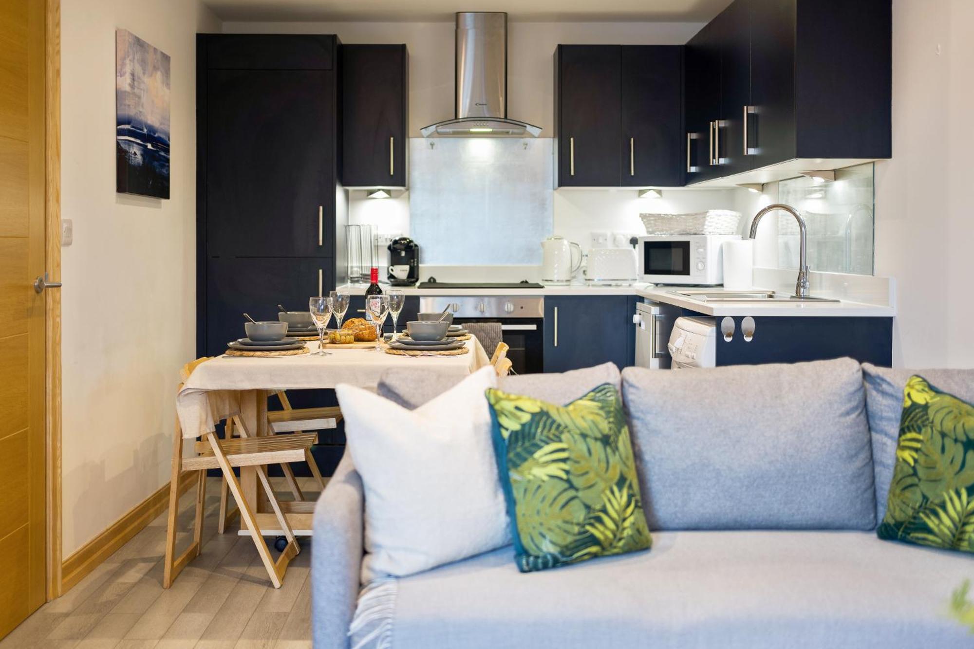 Large, Newly Renovated, Three Bedroom Town Centre Split Level Apartment With Free Parking, Sleeps Seven - Walking Distance To Beach Bournemouth Eksteriør bilde