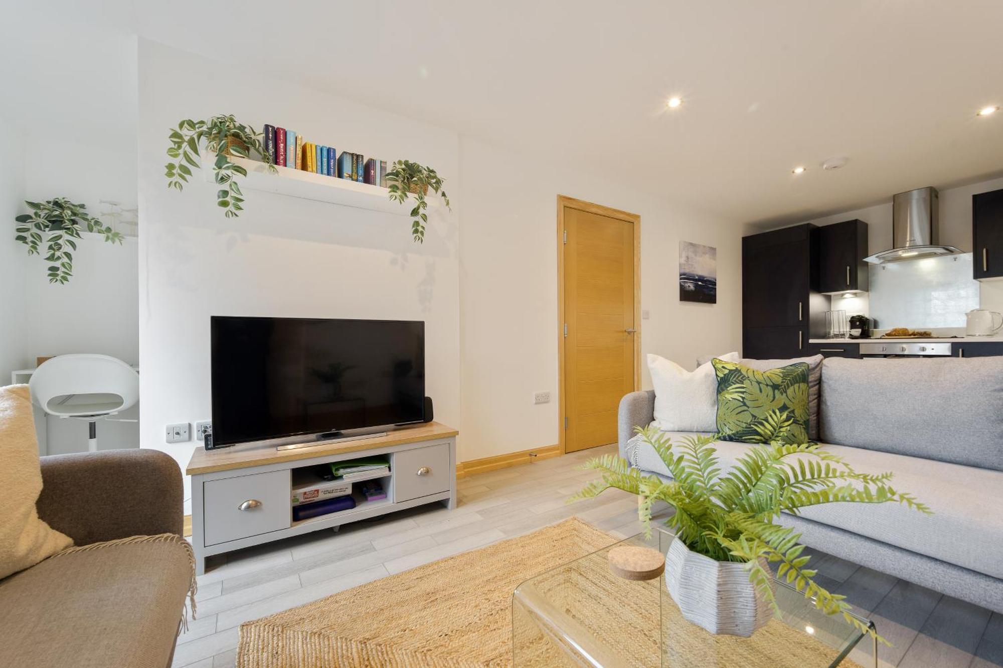 Large, Newly Renovated, Three Bedroom Town Centre Split Level Apartment With Free Parking, Sleeps Seven - Walking Distance To Beach Bournemouth Eksteriør bilde