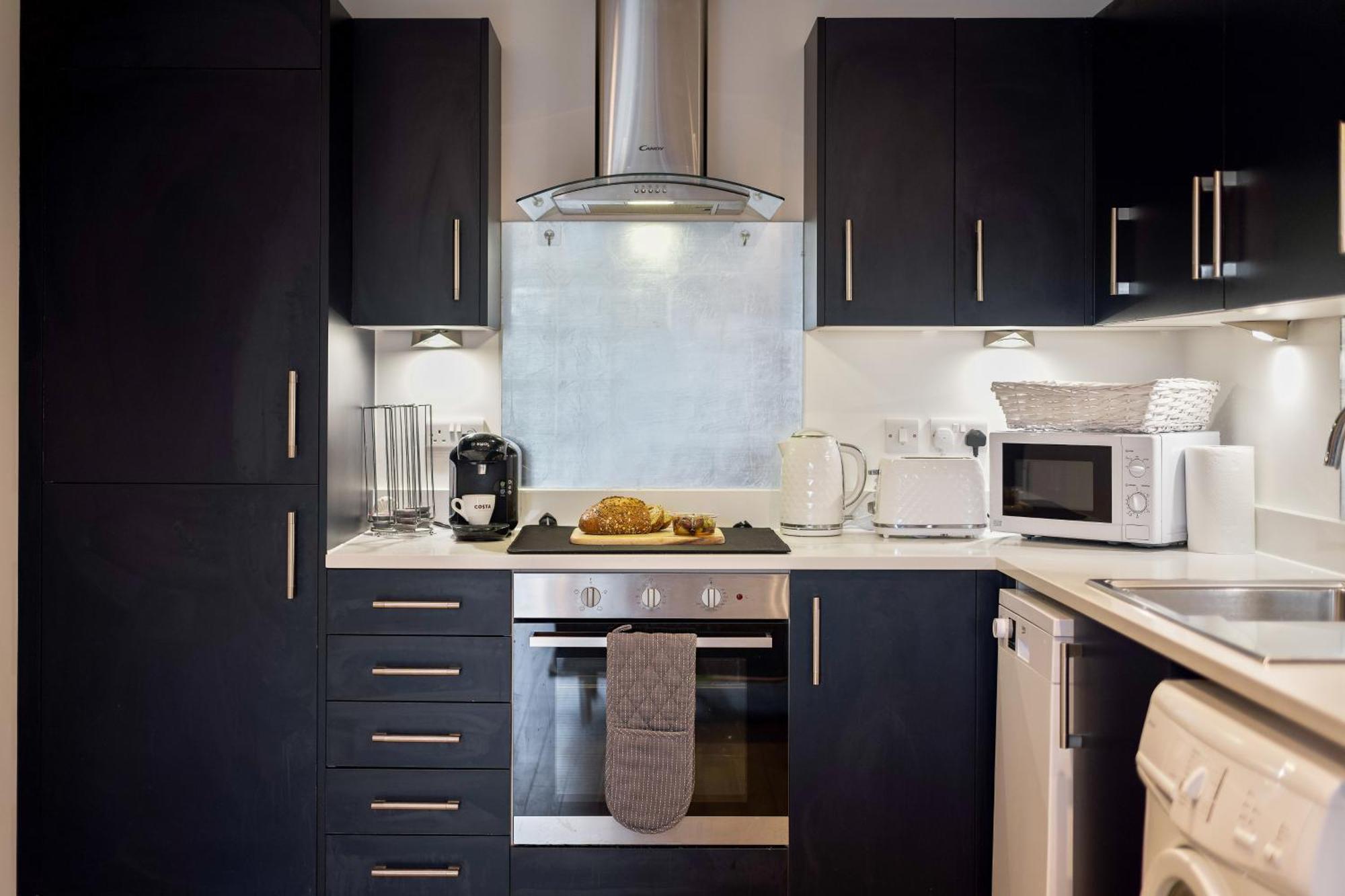 Large, Newly Renovated, Three Bedroom Town Centre Split Level Apartment With Free Parking, Sleeps Seven - Walking Distance To Beach Bournemouth Eksteriør bilde