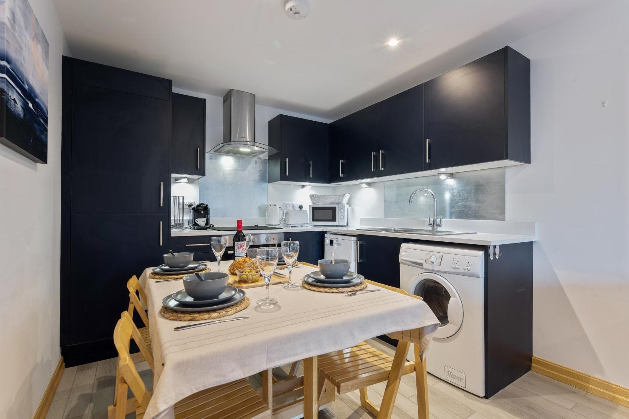 Large, Newly Renovated, Three Bedroom Town Centre Split Level Apartment With Free Parking, Sleeps Seven - Walking Distance To Beach Bournemouth Eksteriør bilde