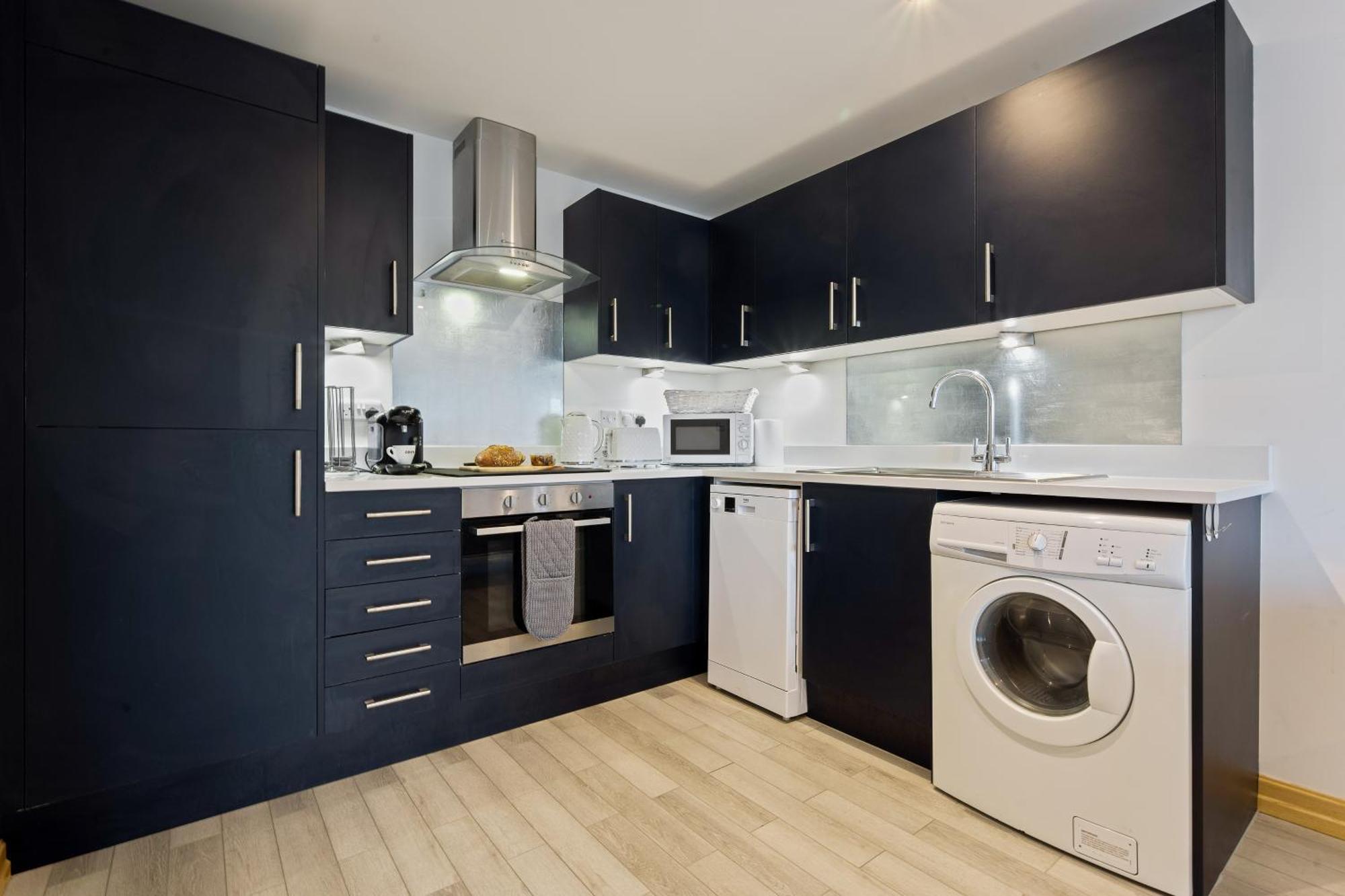 Large, Newly Renovated, Three Bedroom Town Centre Split Level Apartment With Free Parking, Sleeps Seven - Walking Distance To Beach Bournemouth Eksteriør bilde