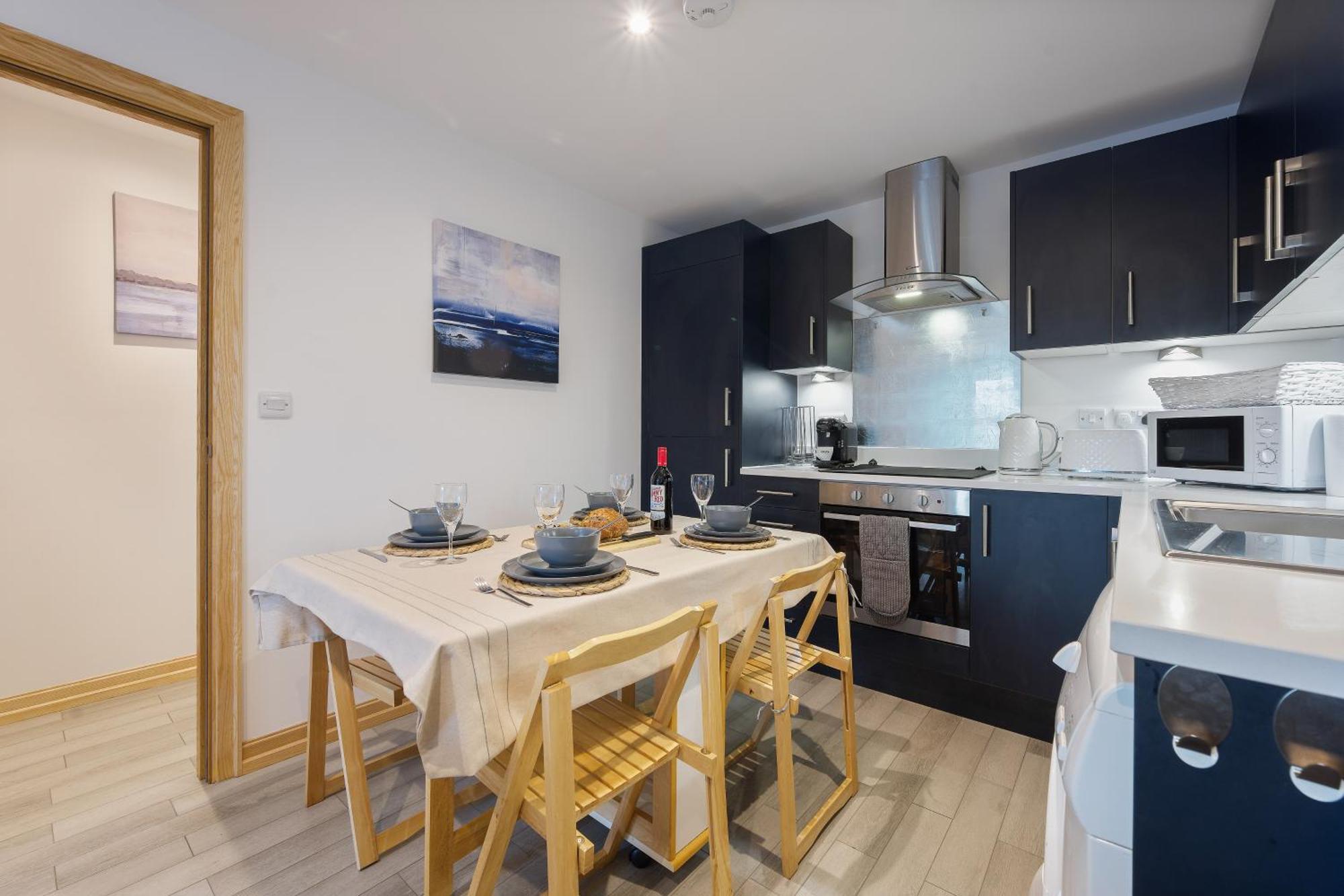 Large, Newly Renovated, Three Bedroom Town Centre Split Level Apartment With Free Parking, Sleeps Seven - Walking Distance To Beach Bournemouth Eksteriør bilde