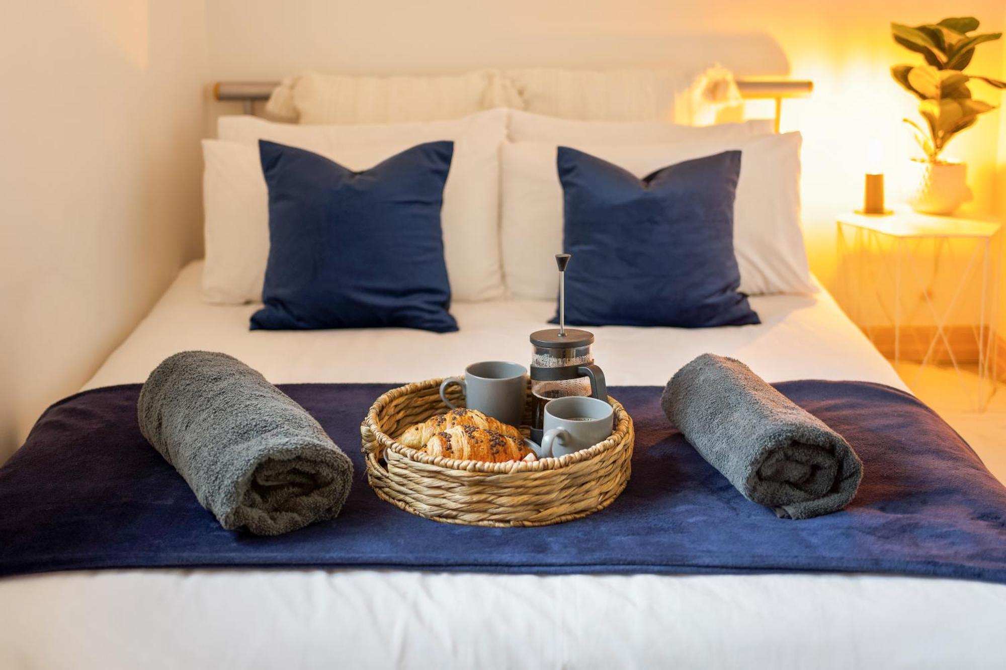 Large, Newly Renovated, Three Bedroom Town Centre Split Level Apartment With Free Parking, Sleeps Seven - Walking Distance To Beach Bournemouth Eksteriør bilde