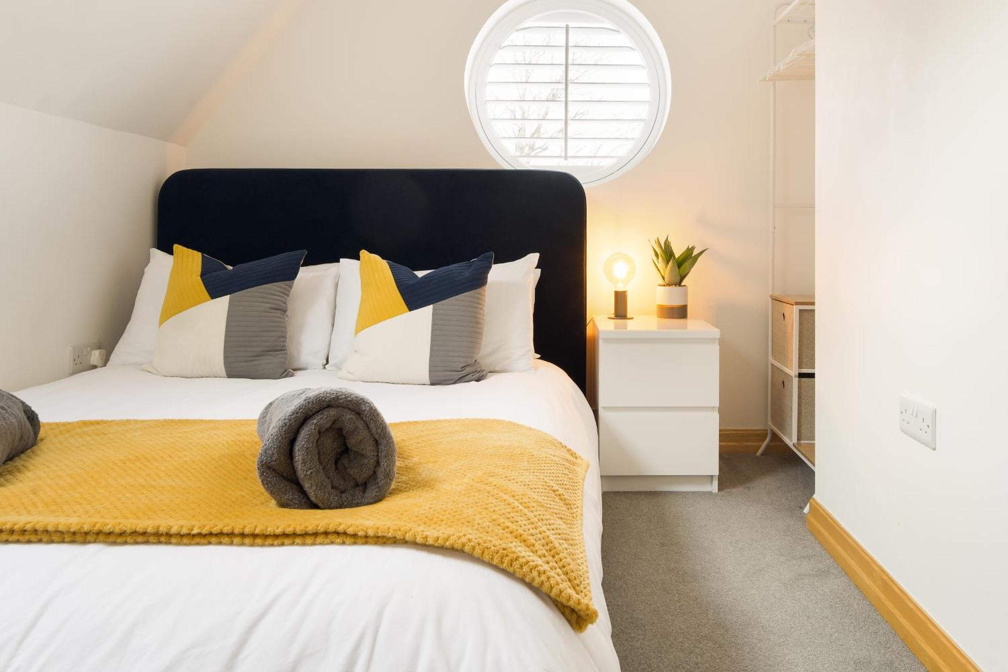 Large, Newly Renovated, Three Bedroom Town Centre Split Level Apartment With Free Parking, Sleeps Seven - Walking Distance To Beach Bournemouth Eksteriør bilde