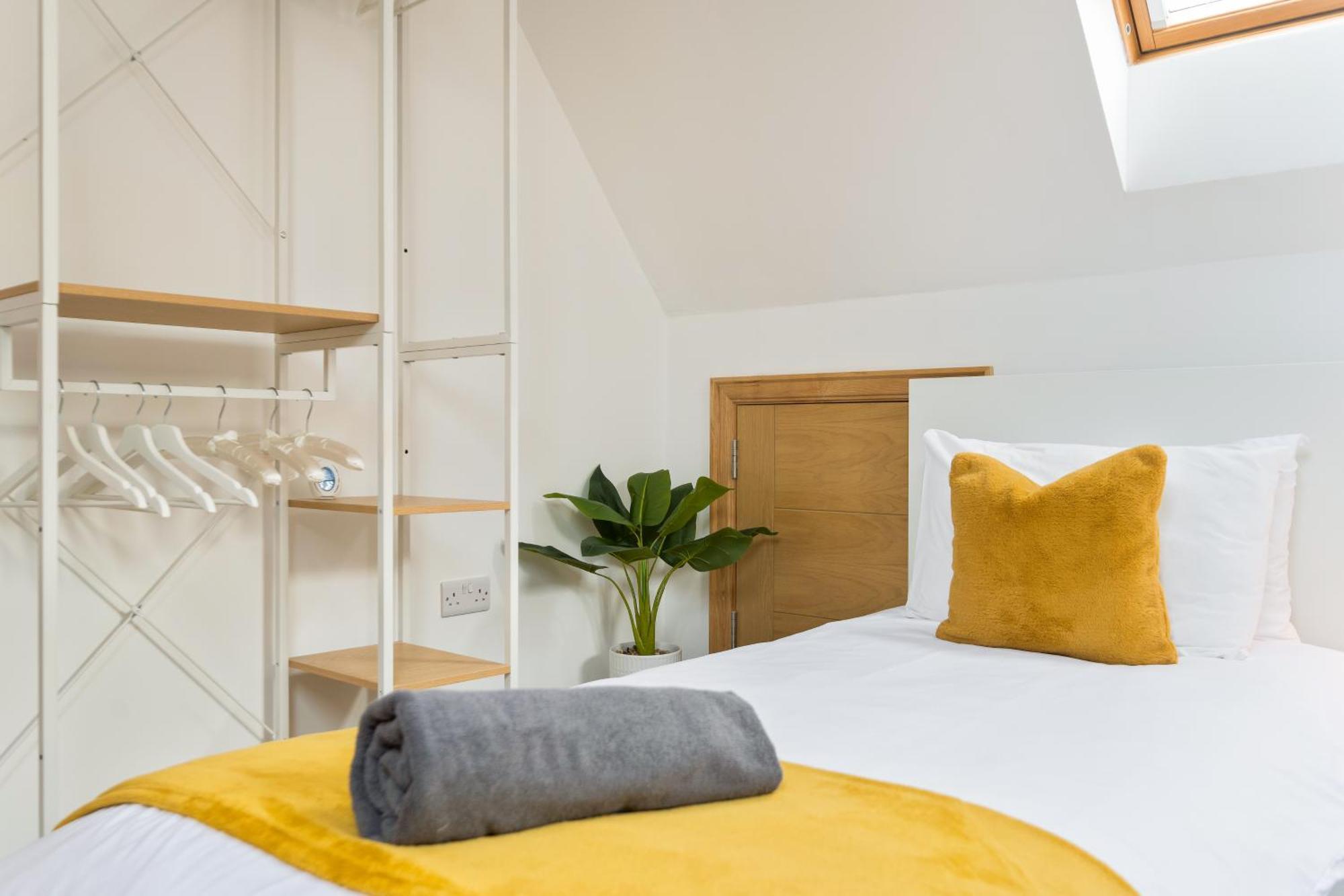 Large, Newly Renovated, Three Bedroom Town Centre Split Level Apartment With Free Parking, Sleeps Seven - Walking Distance To Beach Bournemouth Eksteriør bilde