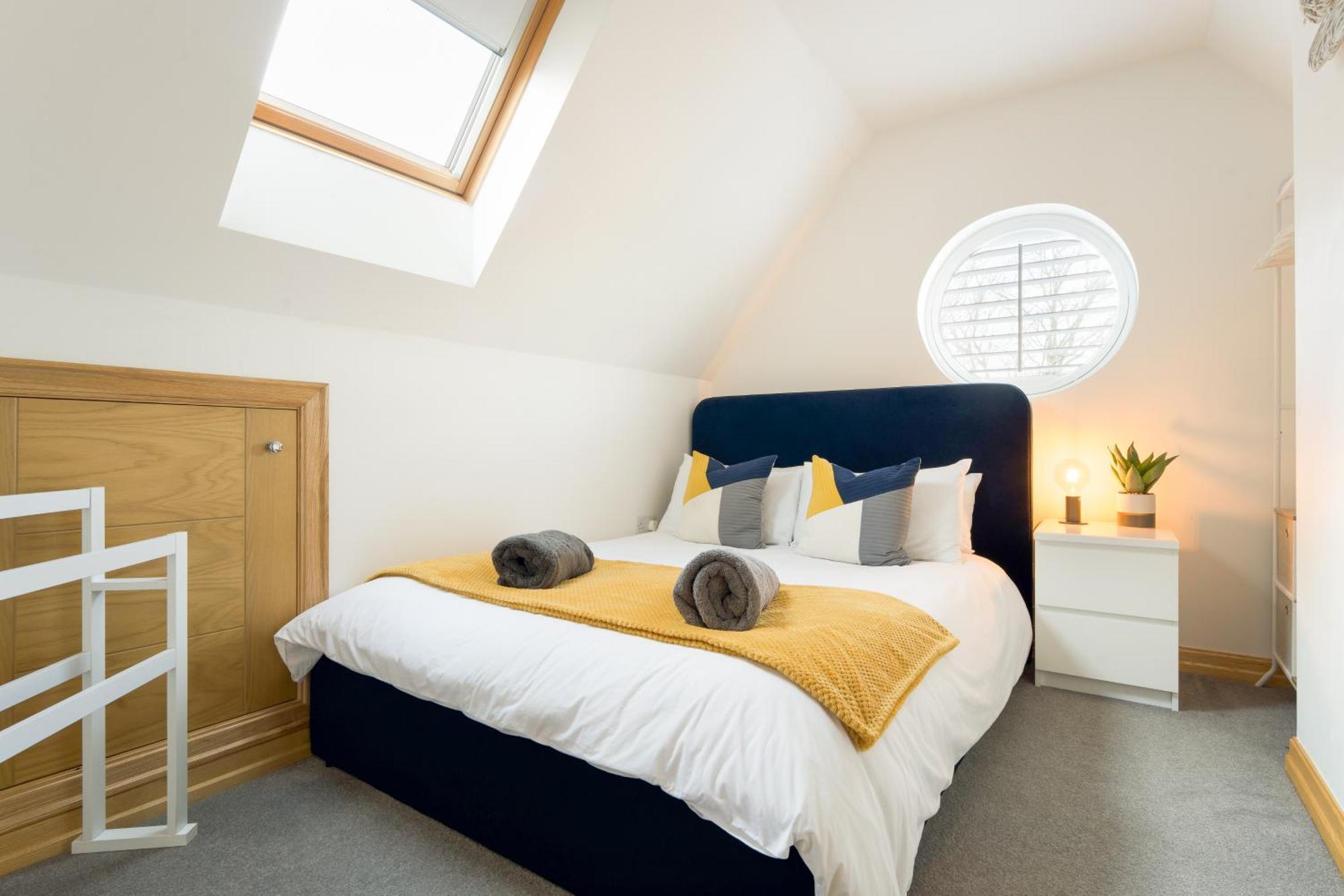 Large, Newly Renovated, Three Bedroom Town Centre Split Level Apartment With Free Parking, Sleeps Seven - Walking Distance To Beach Bournemouth Eksteriør bilde