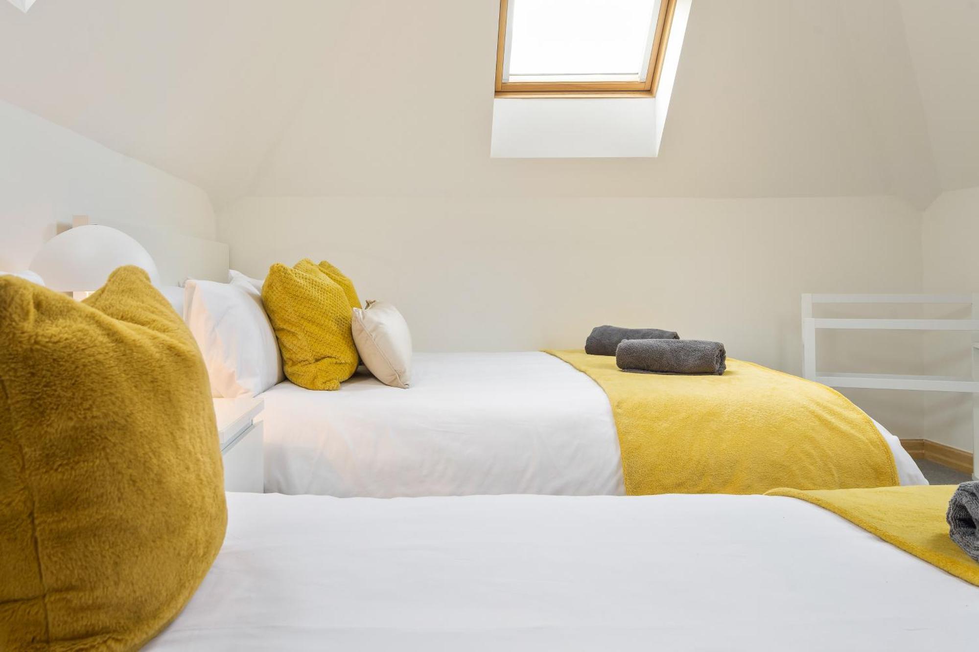 Large, Newly Renovated, Three Bedroom Town Centre Split Level Apartment With Free Parking, Sleeps Seven - Walking Distance To Beach Bournemouth Eksteriør bilde