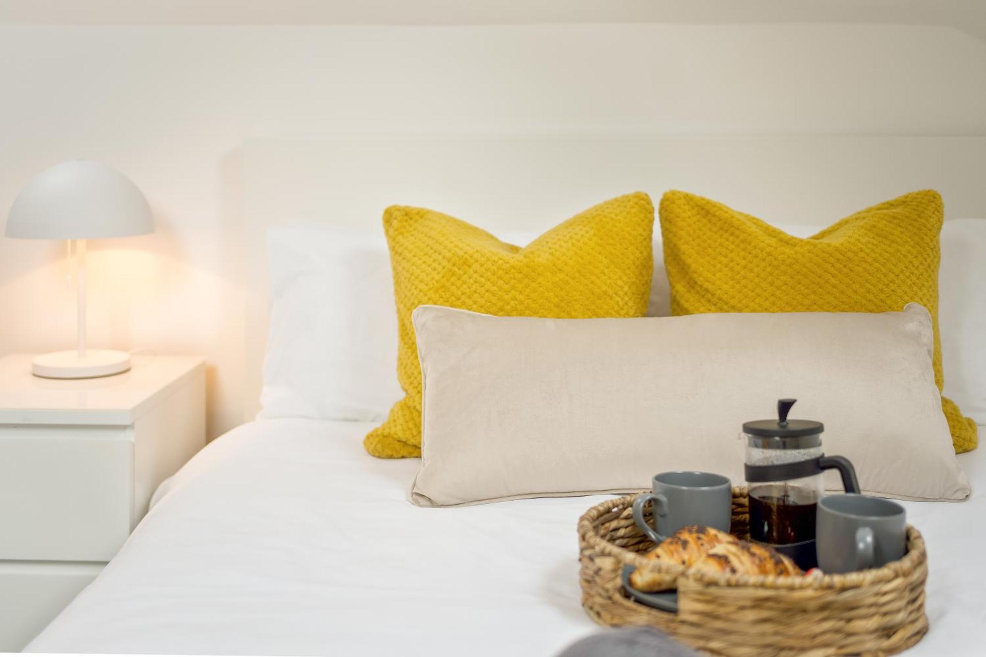 Large, Newly Renovated, Three Bedroom Town Centre Split Level Apartment With Free Parking, Sleeps Seven - Walking Distance To Beach Bournemouth Eksteriør bilde