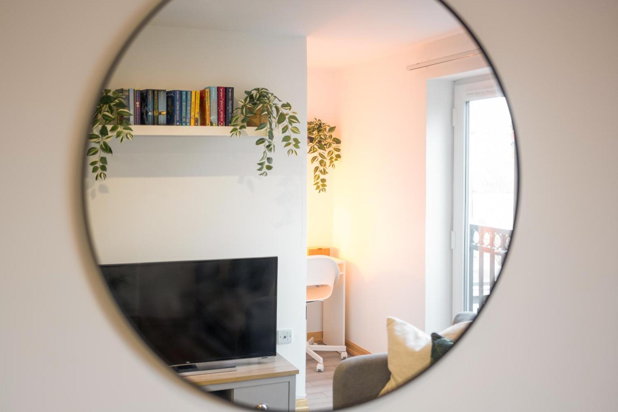 Large, Newly Renovated, Three Bedroom Town Centre Split Level Apartment With Free Parking, Sleeps Seven - Walking Distance To Beach Bournemouth Eksteriør bilde