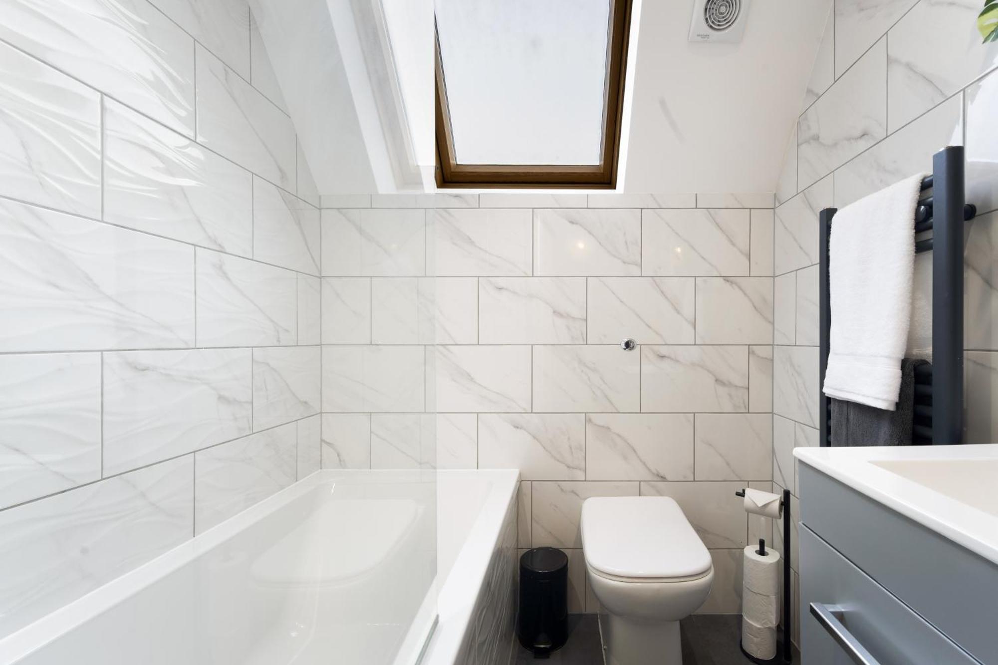 Large, Newly Renovated, Three Bedroom Town Centre Split Level Apartment With Free Parking, Sleeps Seven - Walking Distance To Beach Bournemouth Eksteriør bilde